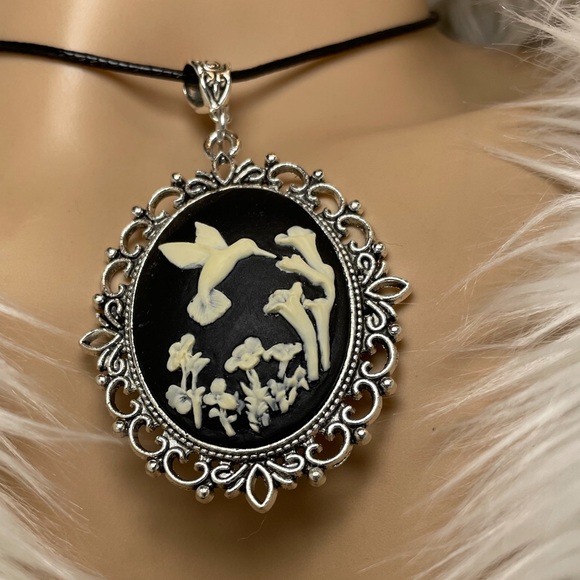 Vintage Inspired Hummingbird Resin Cameo Pendant Necklace Artisan Design… - Picture 9 of 11